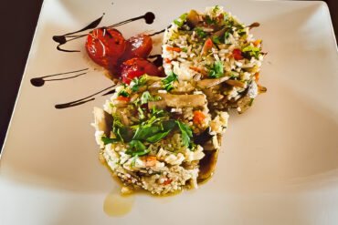 Salată gourmet cu roșii și dressing balsamic.