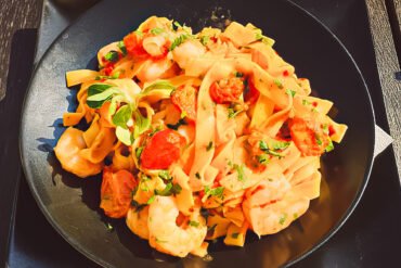 Pappardelle cu fructe de mare și roșii cherry.