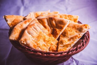 Coș cu lipii proaspete și aurii.