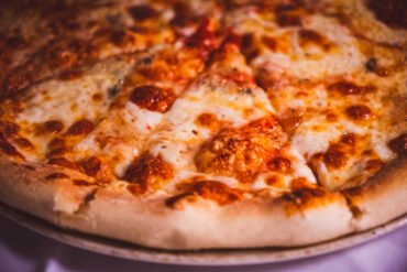 Pizza cu pepperoni și mozzarella, proaspăt coaptă.